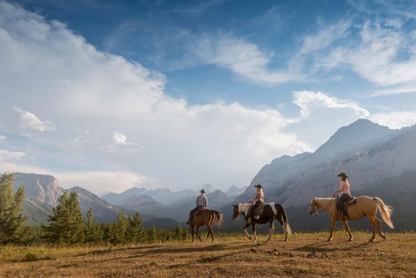 13-Day Iconic Rockies and Western Canada Tour from Vancouver: Victoria, Whistler and Banff | 1 Country and 13 Cities | 12 Breakfasts, 1 Lunch, 4 Dinners