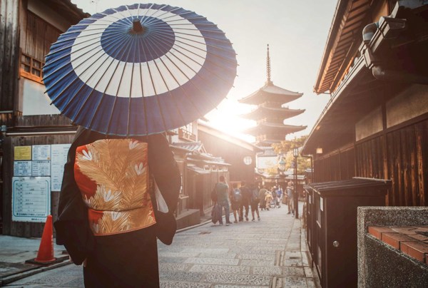 9-Day Dynamic Japan Tour from Tokyo to Kyoto: Fushimi Inari Shrine, Gokayama and Kinkakuji Temple ｜1 Country and 6 Cities