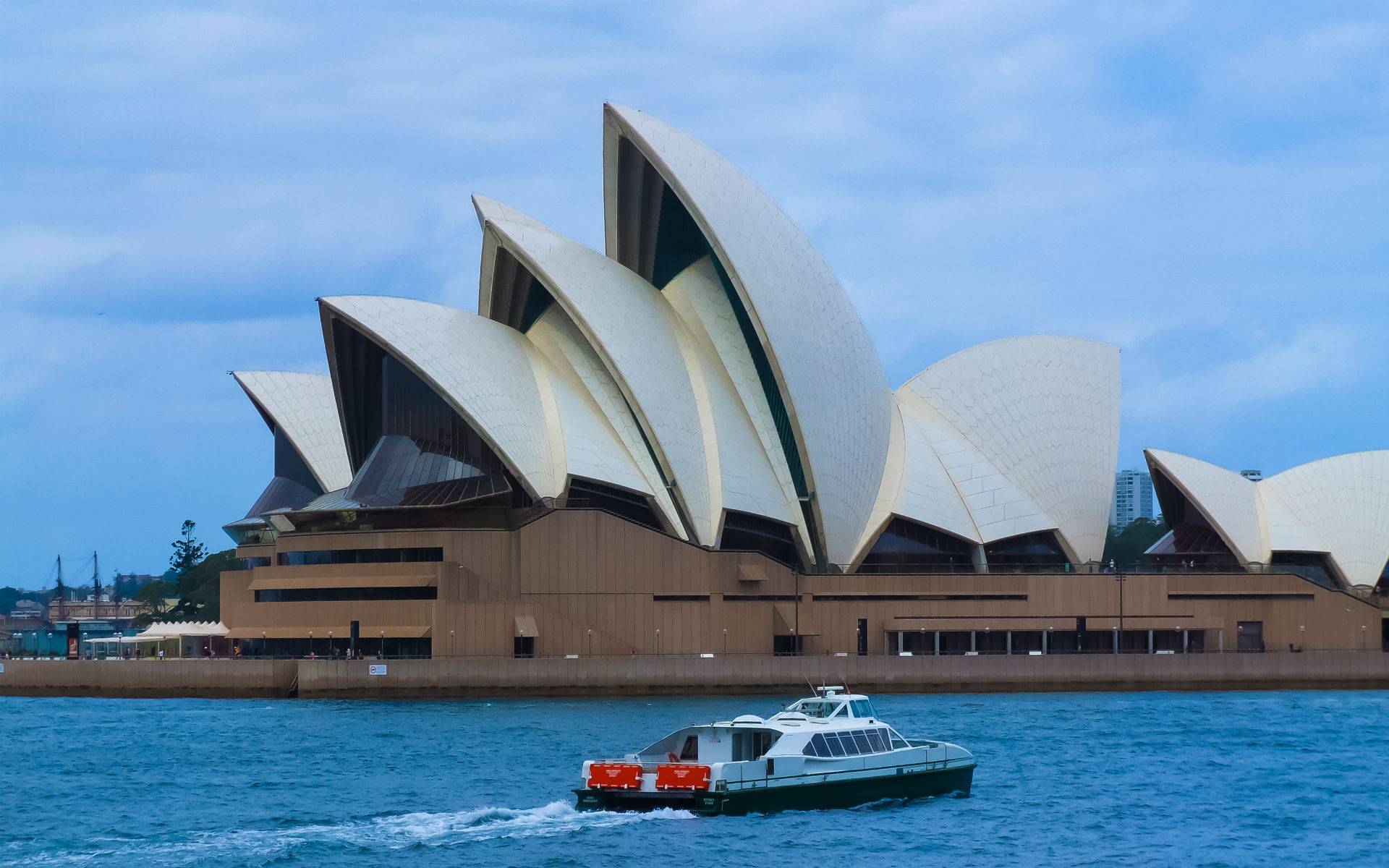 28-Day Australia East Coast & Work Tour from Sydney: Byron Bay, Australia Zoo and Lake McKenzie | 24 Meals Included | The 'Oz Jobs' Program add-on Included