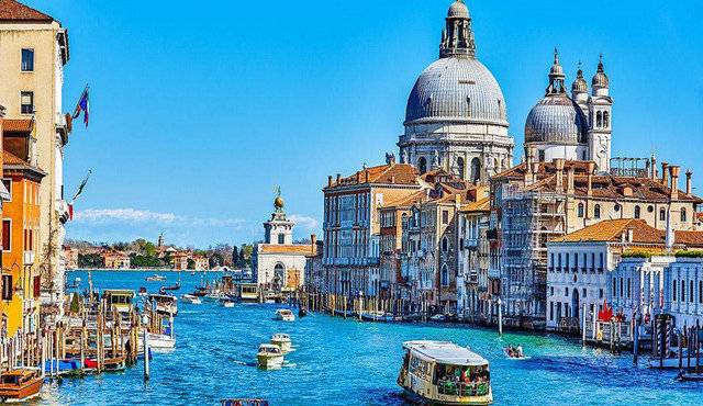 9-Day Europe Highlights Tour from Paris: Eiffel Tower, Louvre, Versailles, Milan Cathedral, Colosseum, Leaning Tower of Pisa
