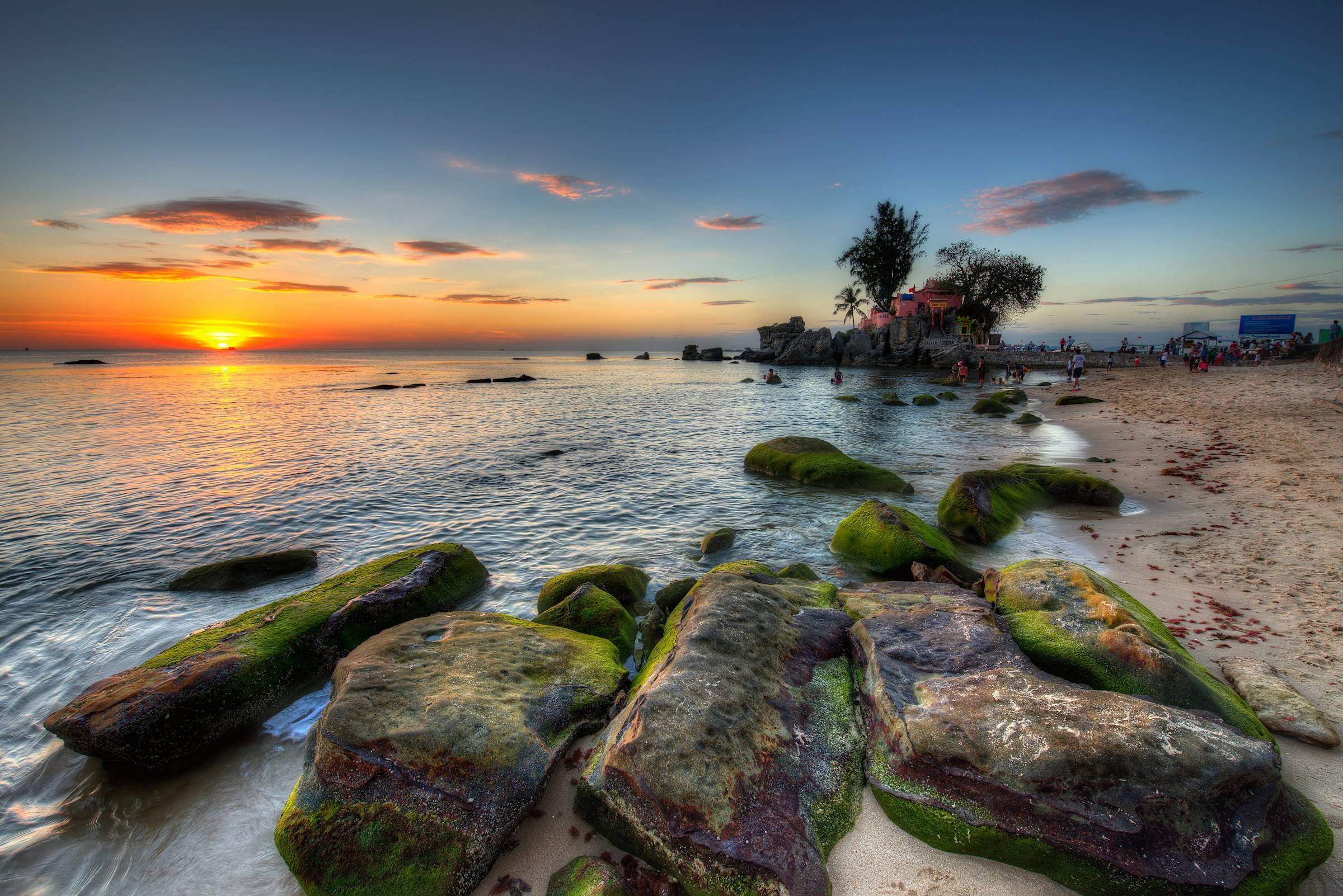 4-Day Island Discovery Tour from Phu Quoc: Vinpearl Land, Ham Ninh Village, Suoi Tranh Waterfall and Cau Temple