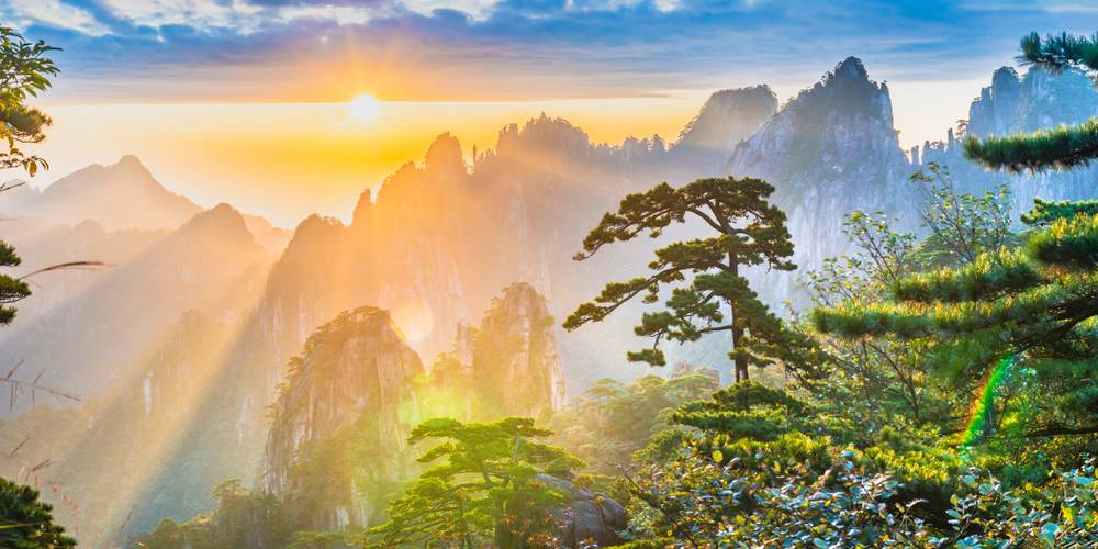 3-Day Classic Huangshan and Hongcun Village Tour with Sunrise Experience: Tunxi Ancient Street, Moon Lake and Lion Peak丨City & Mountain Stay