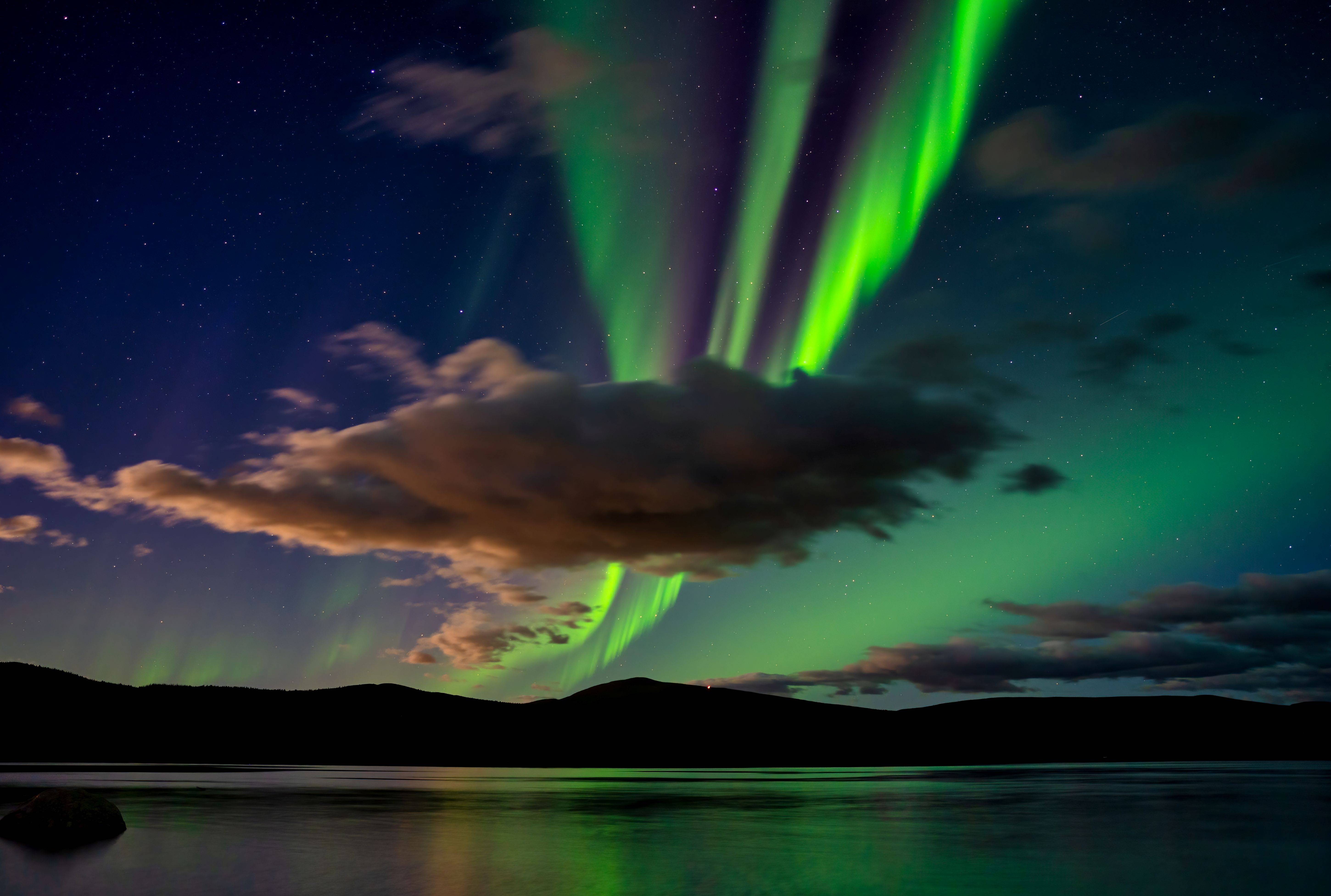 4-Day Yukon Northern Lights Premium Tour: Vancouver, Whitehorse, Marsh Lake | Small Group | Roundtrip Airfare Included