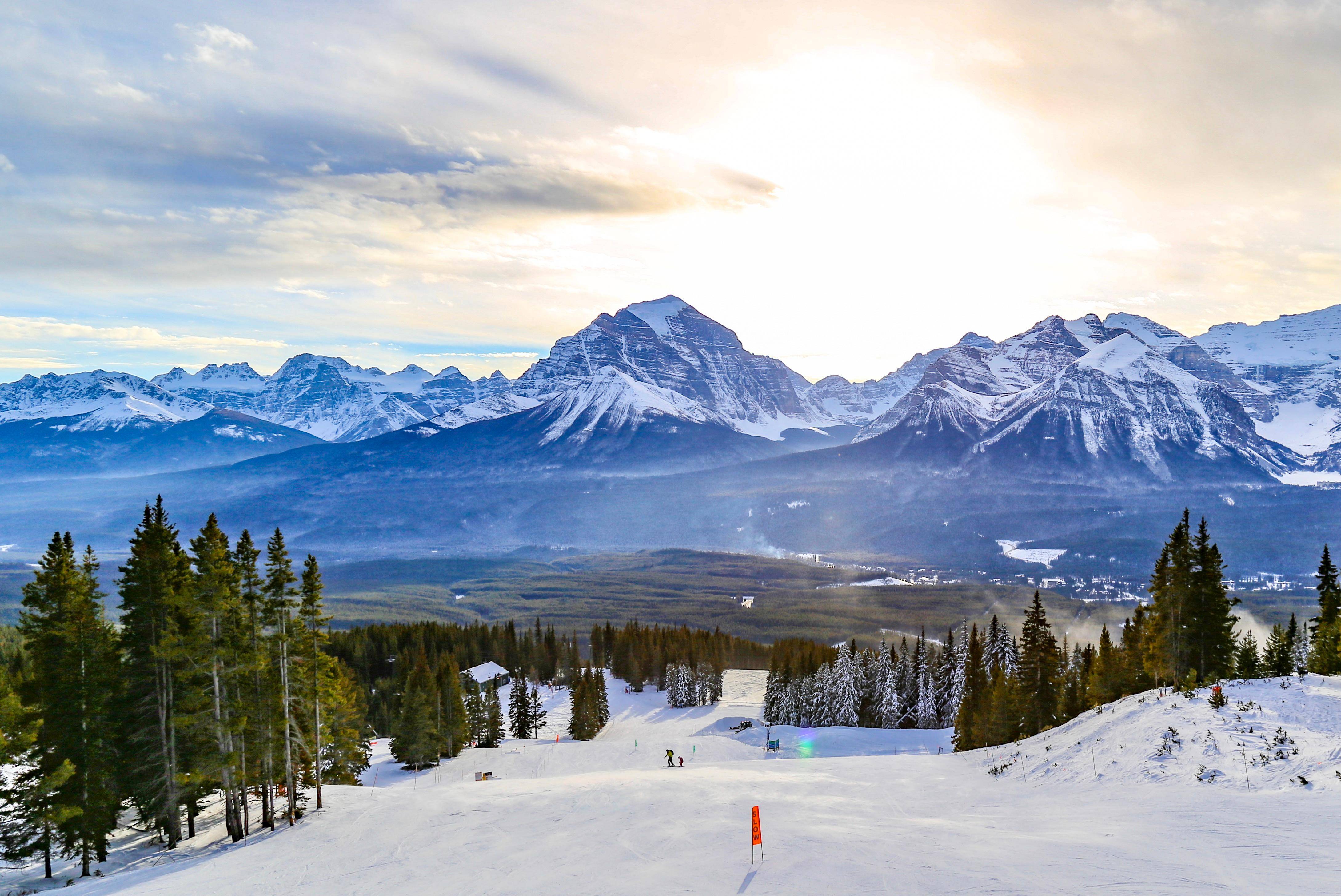 5-Day Winter Canadian Tour from Calgary: Lake Minnewanka, Johnston Canyon, Banff, Lake Louise and Two Jack Lake, Natural Bridge