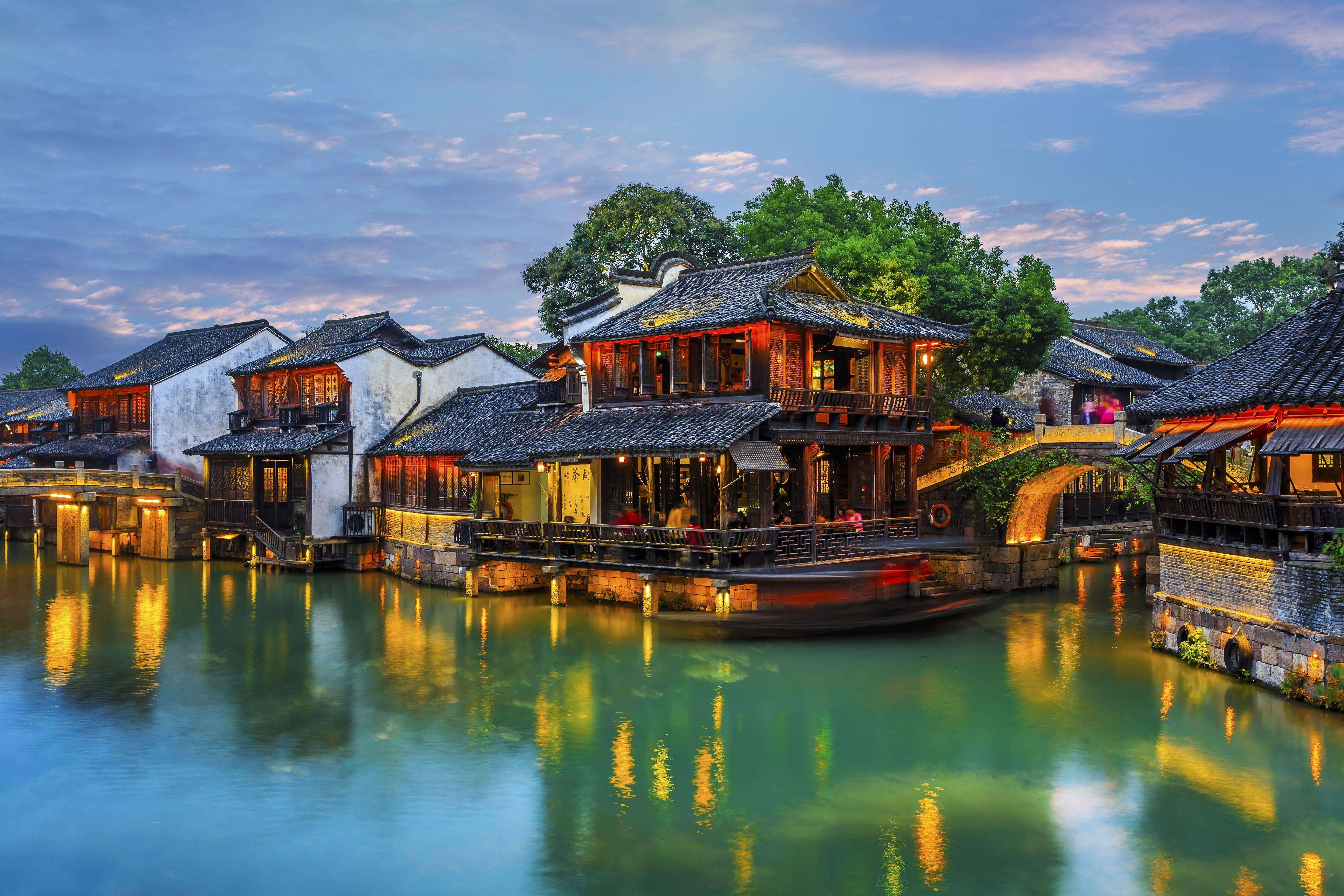 8-Day Essence of Eastern China Tour from Metropolis to Water Towns: Shanghai, Suzhou, Hangzhou and Nanjing