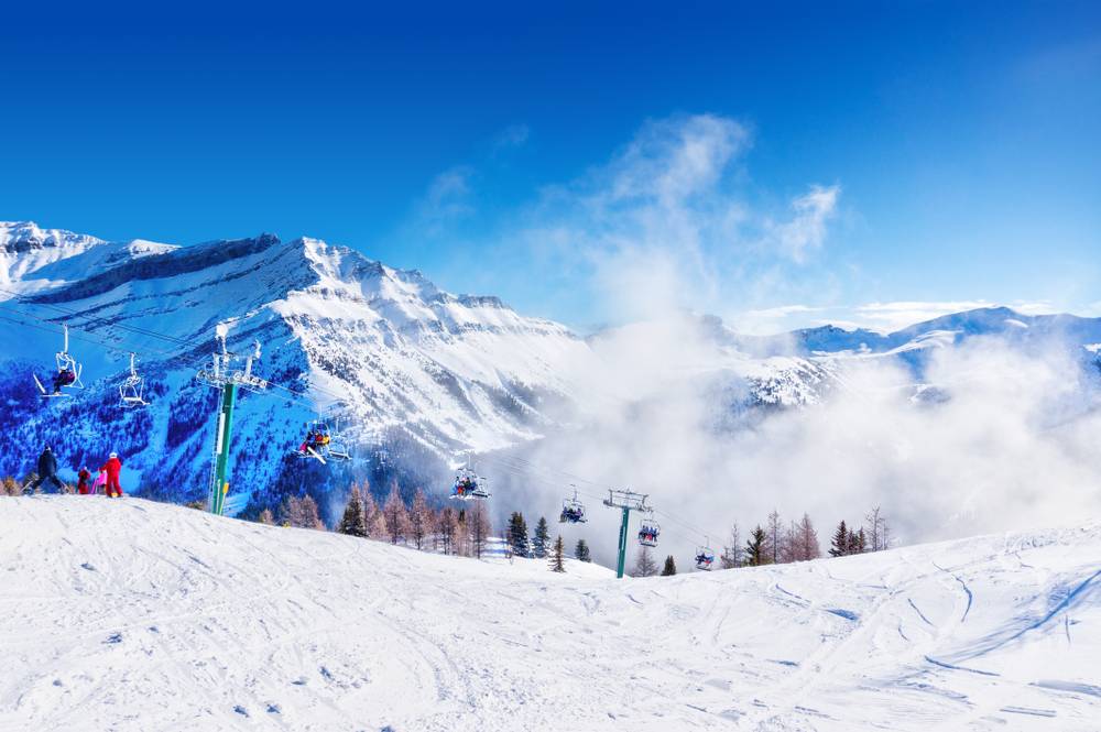 4-Day Winter Canadian Discovery Tour from Calgary: Lake Louise, Johnston Canyon Upper Falls, Bow Falls, Emerald Lake, Kootenay National Park
