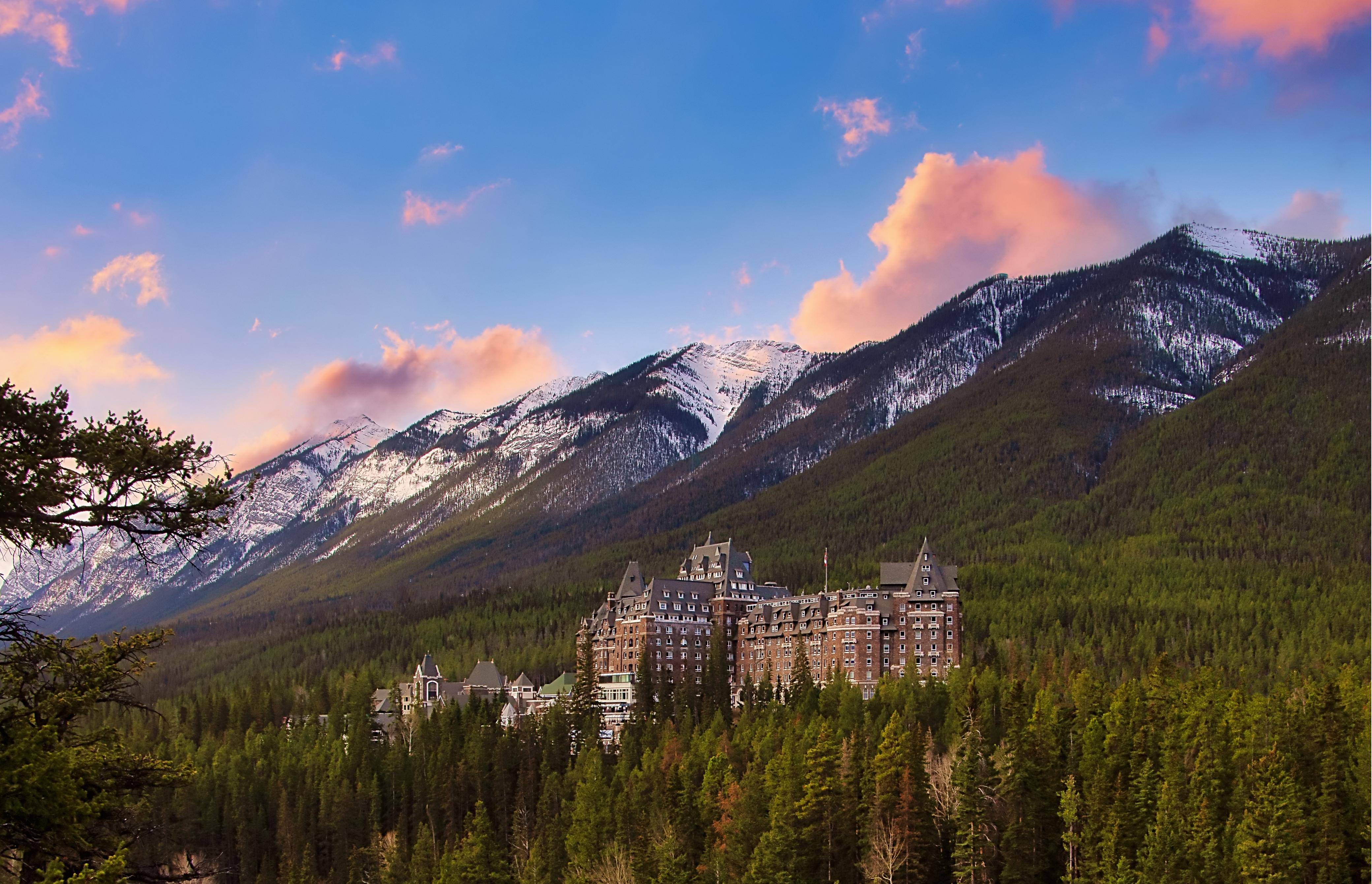 4-Day Fairmont Rockies Winter Tour from Calgary: Emerald Lake, Lake Louise, Icefield Parkway, Lake Minnewanka, Banff Gondola