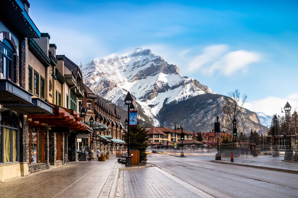 4-Day Rockies Luxury Escape Tour from Calgary | Fully English-Speaking Guide Service | Free Day in Banff Town