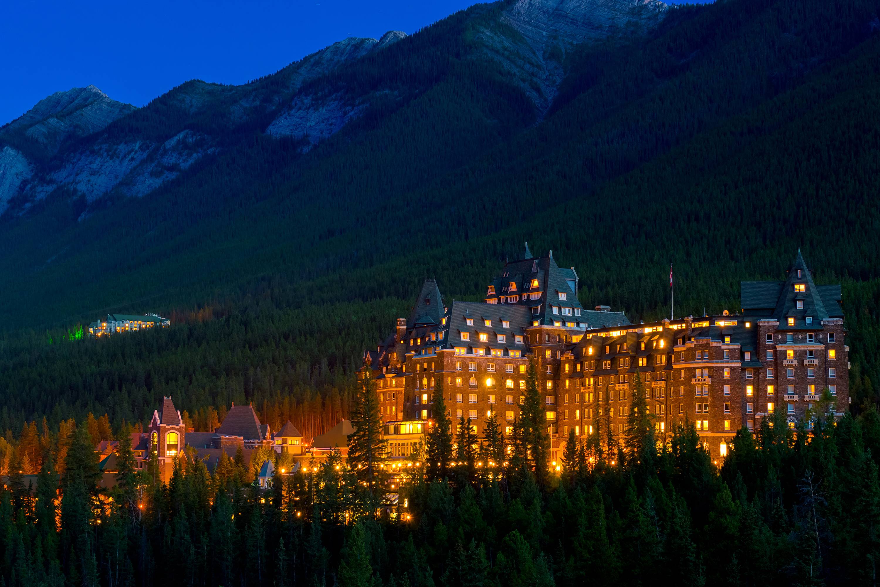 3-Day Iconic Rockies Explorer: Yoho National Park, Lake Louise, Banff Town, Peyto Lake | Fully English-Speaking Guide Service