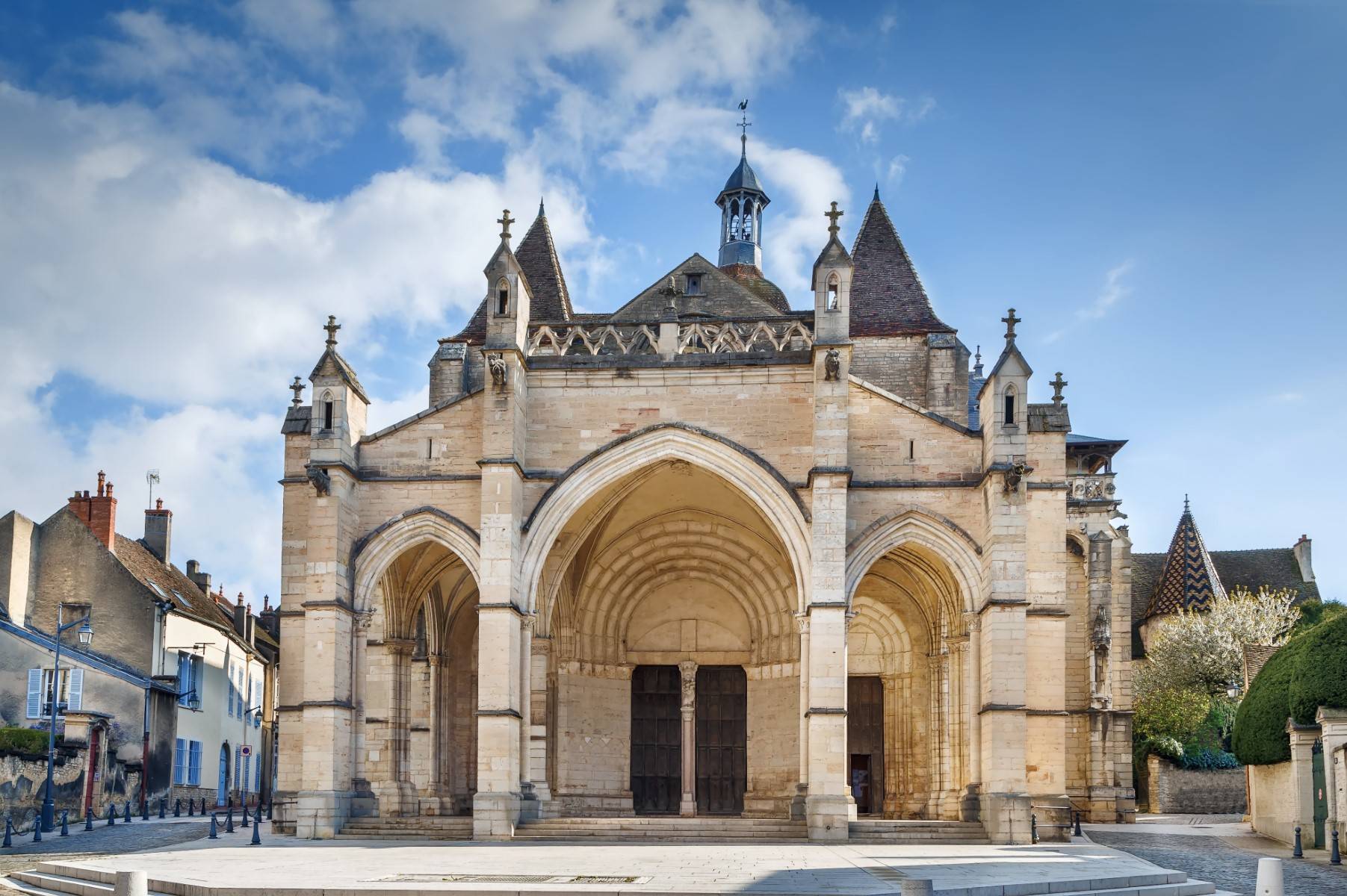 8-Day French and Swiss Spirit Tour from Paris: Lyon, Geneva, Neuchâtel, Zurich, Lucerne | Ticket Admission to 2nd Floor Eiffel Tower | Boat to River Seine & Zurich Lake | GO ENGLISH