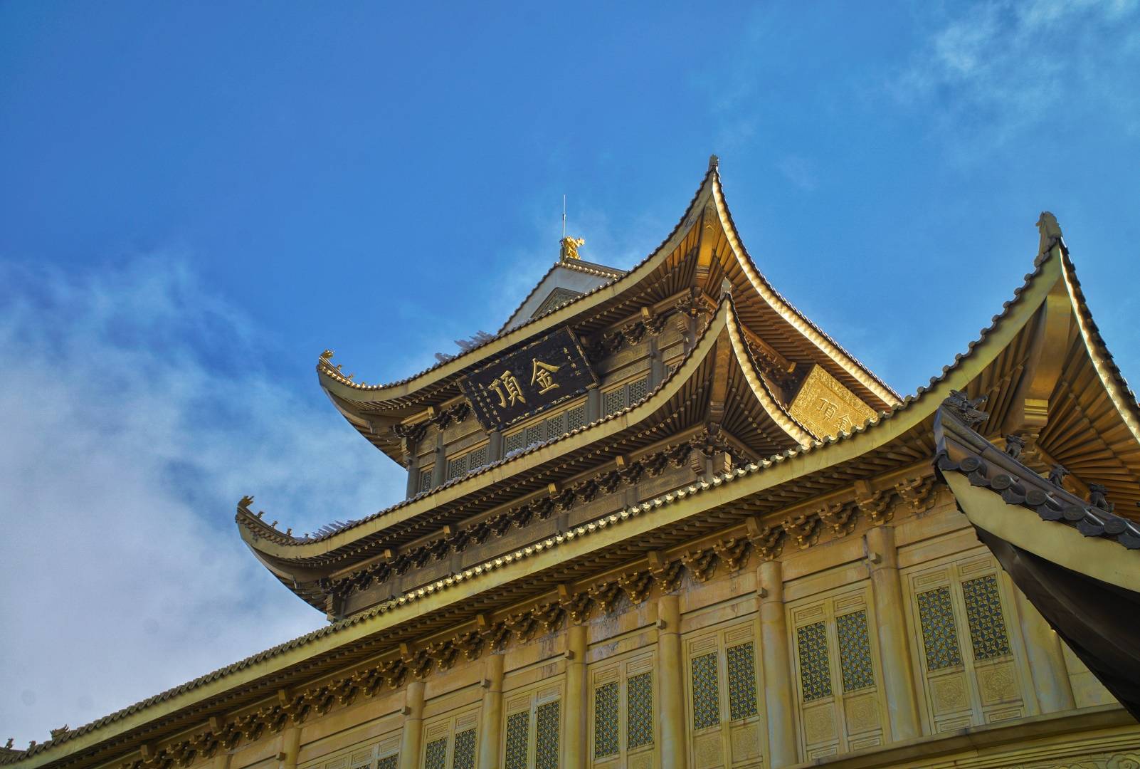 9-Day China Wudang Mountains, Emei and Zhangjiajie Adventure Tour: Taoist Temples, Pandas & Avatar Landscapes | 5-Star Hotels | Special Date Offer