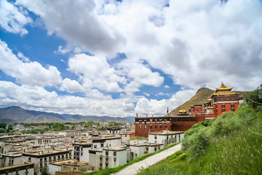 8-Day Tibet Three-Region Discovery Tour: Nyingchi Waterfalls, Lhasa Temples and Shigatse Monasteries | Nature, Faith and Culture Converge | 5-Star Hotels