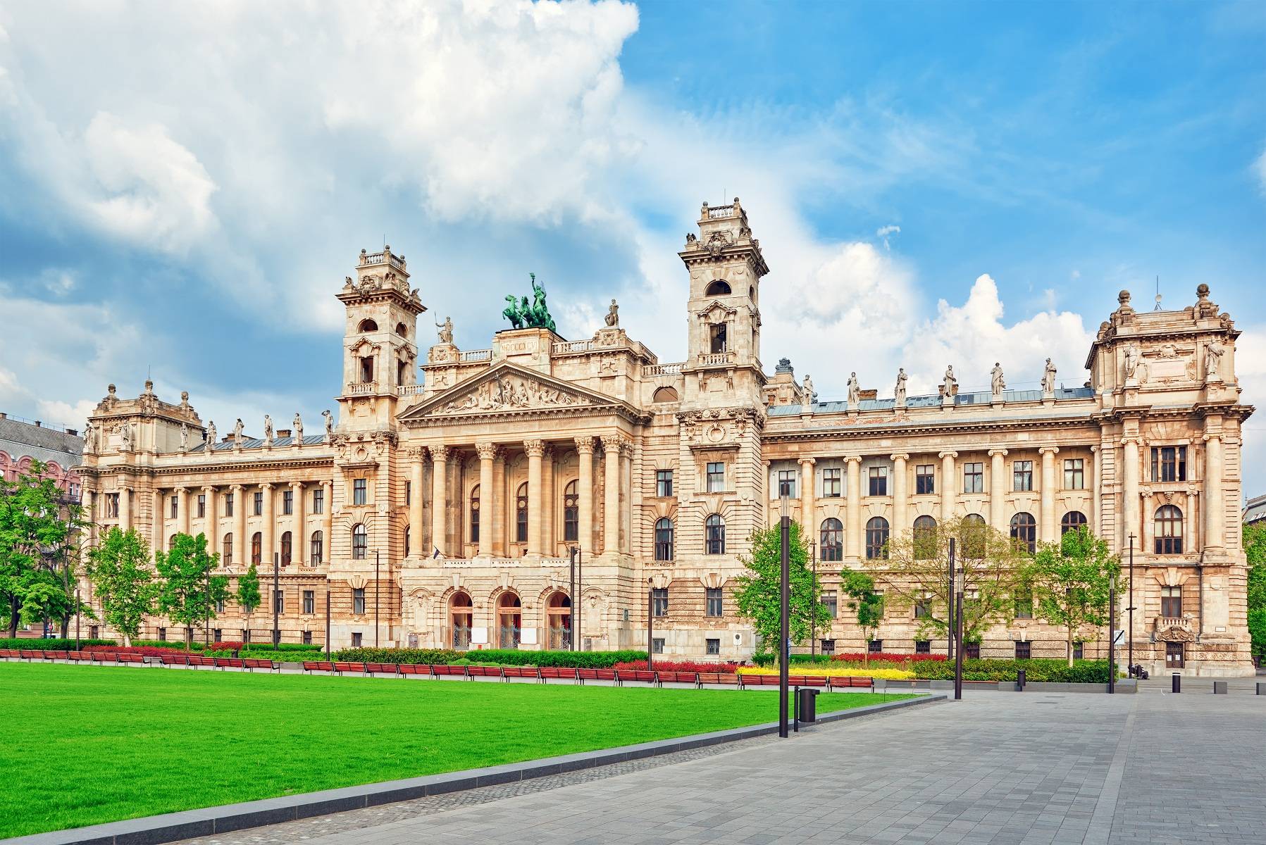 14-Day Central & Western Europe Grand Tour from Frankfurt: Prague, Vienna, Budapest, Paris & Amsterdam